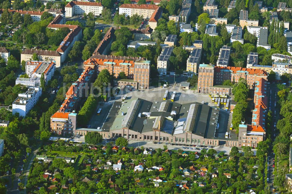 Berlin von oben - Bus- Depot der Städtischen Verkehrsbetriebe BVG Omnibusbetriebshof im Ortsteil Wedding in Berlin, Deutschland