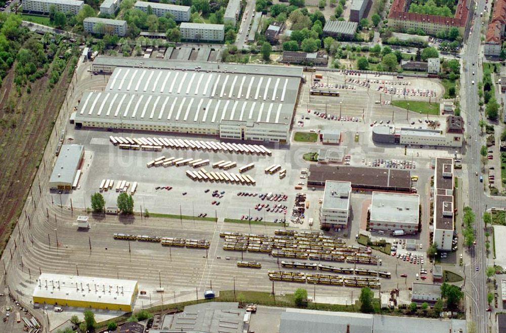 Luftaufnahme Berlin - Lichtenberg - Bus- und Straßenbahndepot der Berliner Verkehrsbetriebe BVB an der Siegfriedstraße in Berlin - Lichtenberg.