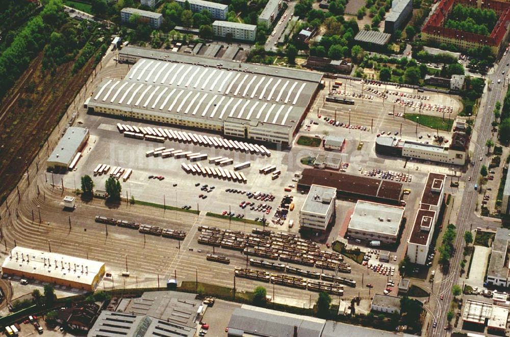 Berlin - Lichtenberg von oben - Bus- und Straßenbahndepot der Berliner Verkehrsbetriebe BVB an der Siegfriedstraße in Berlin - Lichtenberg.