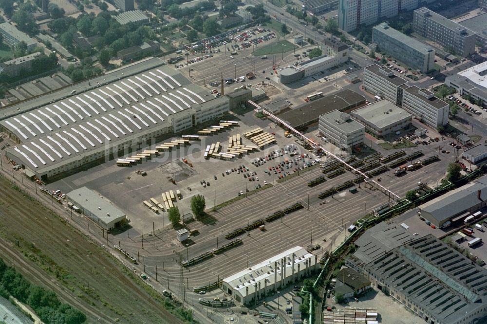 Berlin aus der Vogelperspektive: BVG Bus- und Straßenbahnhof Siegfriedstraße in Berlin-Lichtenberg