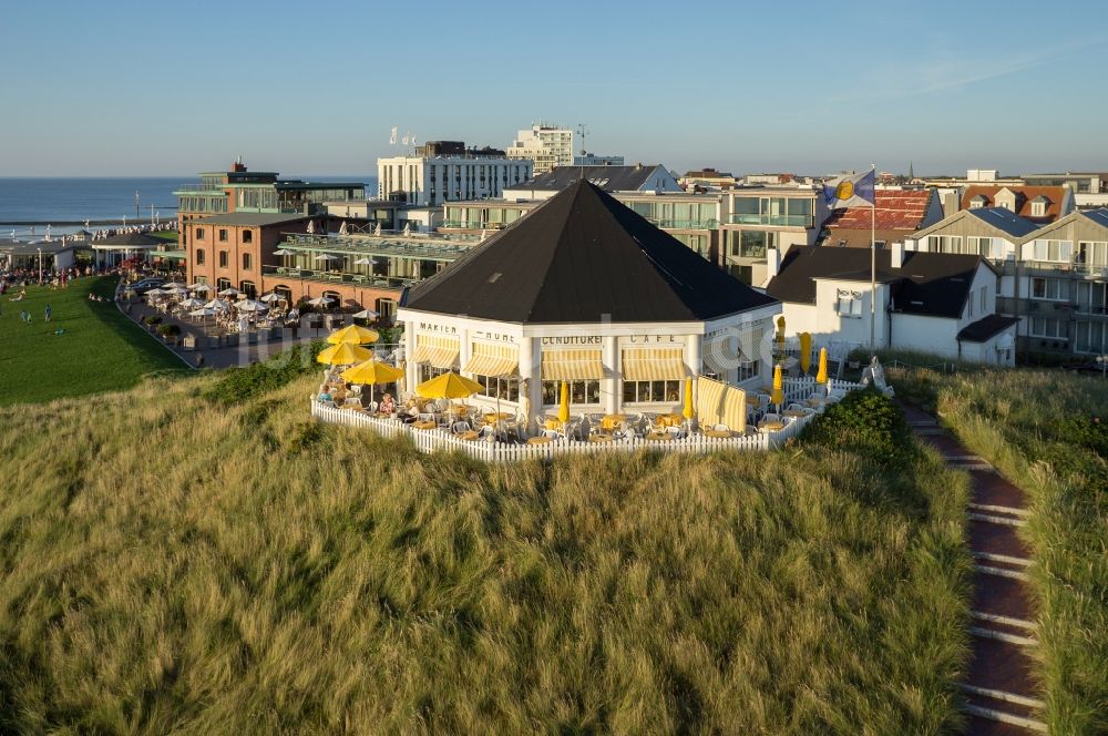 Norderney von oben - Café am Strand der Nordsee in Norderney im Bundesland Niedersachsen