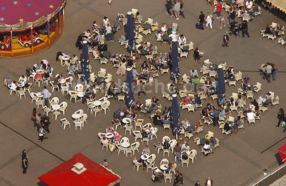 Recklinghausen aus der Vogelperspektive: Cafebesucher an Restauranttischen bei frühlingshaften Wetter in der Recklinghausener Innenstadt