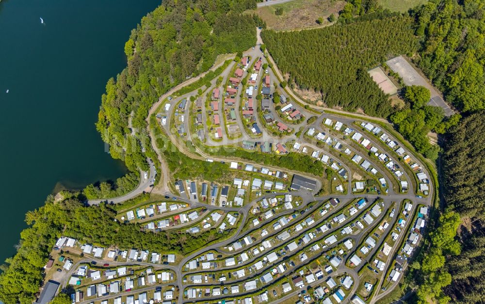 Wörmge aus der Vogelperspektive: Campingplatz Camping Gut Kalberschnacke am Seeufer der Lister in Wörmge im Bundesland Nordrhein-Westfalen, Deutschland