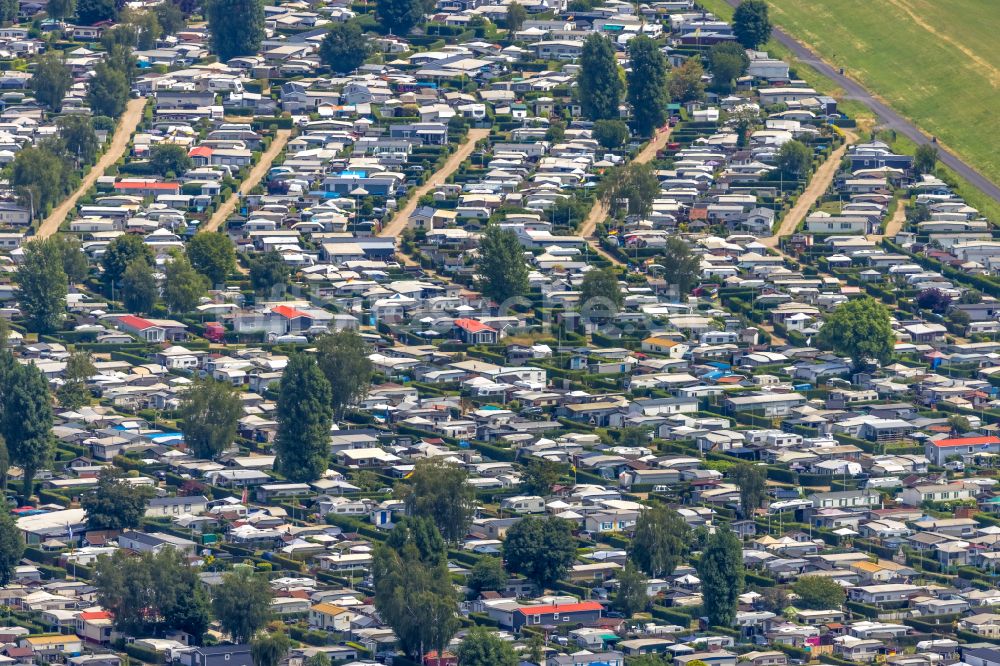 Wesel aus der Vogelperspektive: Campingplatz Gravinsel mit Wohnwagen und Zelten am Rhein in Wesel im Bundesland Nordrhein-Westfalen, Deutschland