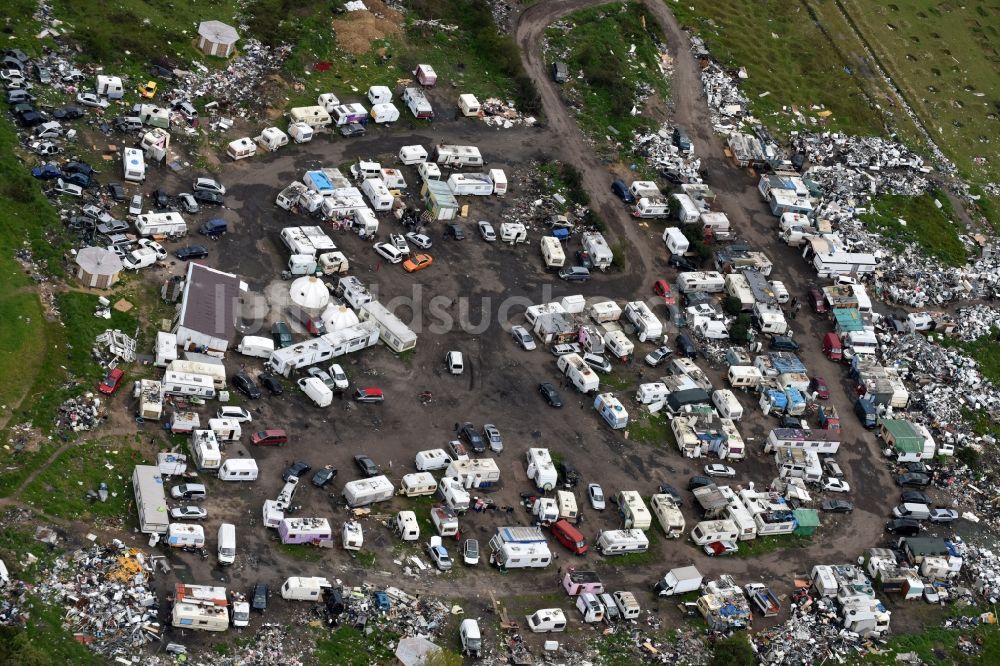 Luftbild Pierrelaye - Campingplatz und illegale Mülldeponie- Landschaft mit Wohnwagen als sozialer Brennpunkt und Armenviertel in Pierrelaye in Ile-de-France, Frankreich