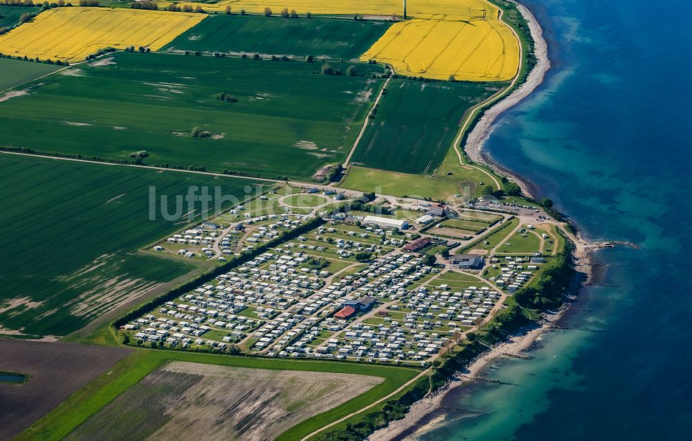 Fehmarn aus der Vogelperspektive: Campingplatz Klausdorfer Strand an der Ostseeküste in Klausdorf in Fehmarn im Bundesland Schleswig-Holstein, Deutschland