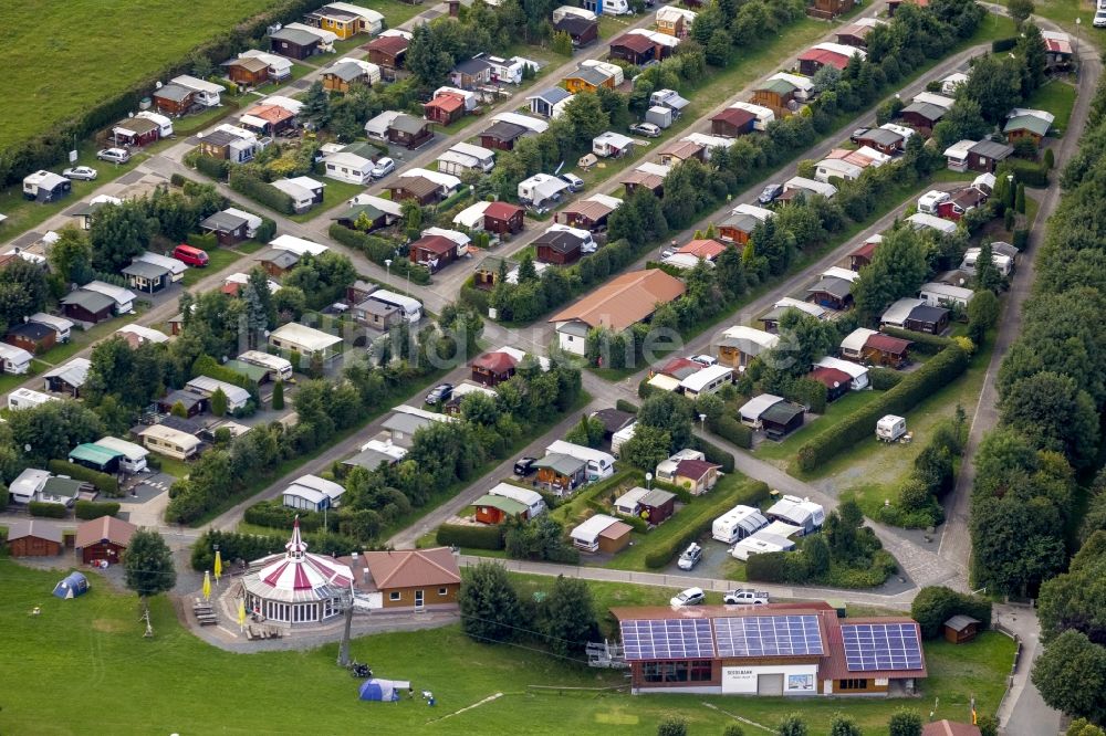 Winterberg von oben - Campingplatz und Kleingartenanlage am Skilift Rauher Busch Winterberg im Bundesland Nordrhein-Westfalen