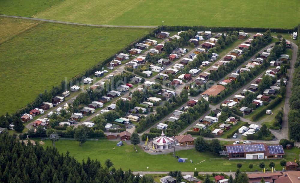 Winterberg aus der Vogelperspektive: Campingplatz und Kleingartenanlage am Skilift Rauher Busch Winterberg im Bundesland Nordrhein-Westfalen