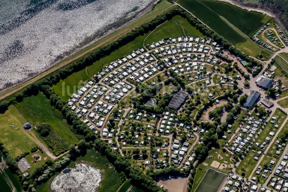 Luftaufnahme Struckkamphuk - Campingplatz an der Meeresküste der Ostsee in Fehmarn im Bundesland Schleswig-Holstein, Deutschland