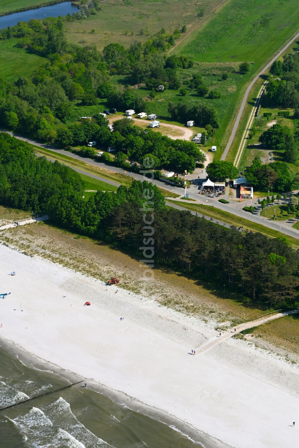 Luftbild Zingst - Campingplatz an der Meeresküste der Ostsee in Zingst im Bundesland Mecklenburg-Vorpommern, Deutschland