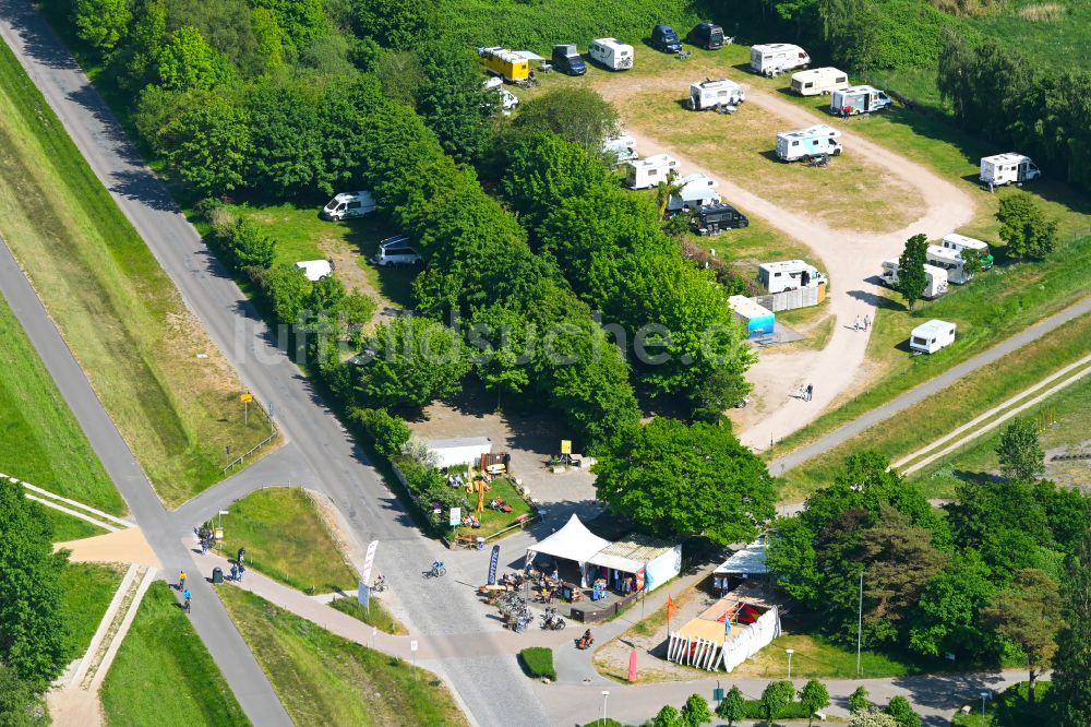 Zingst von oben - Campingplatz an der Meeresküste der Ostsee in Zingst im Bundesland Mecklenburg-Vorpommern, Deutschland