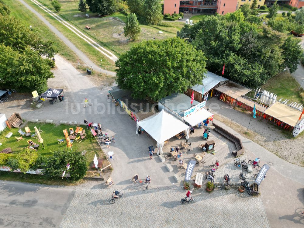 Zingst aus der Vogelperspektive: Campingplatz an der Meeresküste der Ostsee in Zingst im Bundesland Mecklenburg-Vorpommern, Deutschland