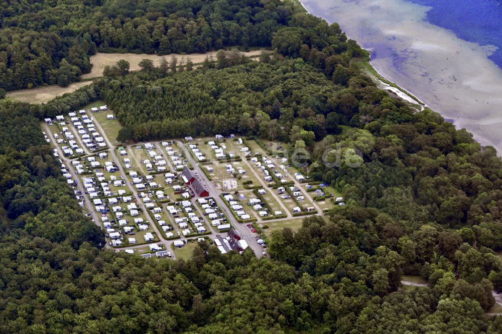 Faxe aus der Vogelperspektive: Campingplatz an der Meeresküste Vemmetofte Strand Camping in Faxe in Region Själland, Dänemark