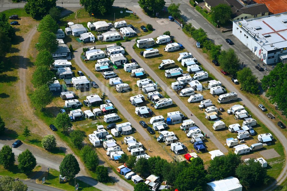 Holzminden aus der Vogelperspektive: Campingplatz und Mobilcamping am Flußufer der Weser in Holzminden im Bundesland Niedersachsen, Deutschland