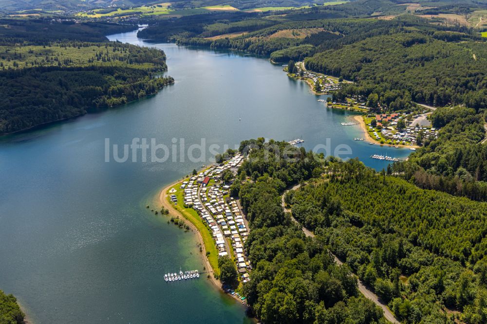 Sundern (Sauerland) aus der Vogelperspektive: Campingplatz Nordic Ferienpark am Seeufer des Sorpesee in Sundern (Sauerland) im Bundesland Nordrhein-Westfalen, Deutschland