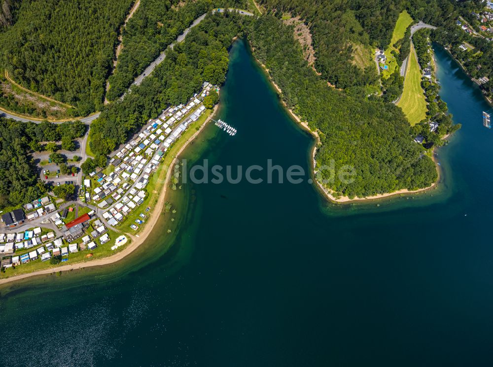 Sundern (Sauerland) aus der Vogelperspektive: Campingplatz Nordic Ferienpark am Seeufer des Sorpesee in Sundern (Sauerland) im Bundesland Nordrhein-Westfalen, Deutschland