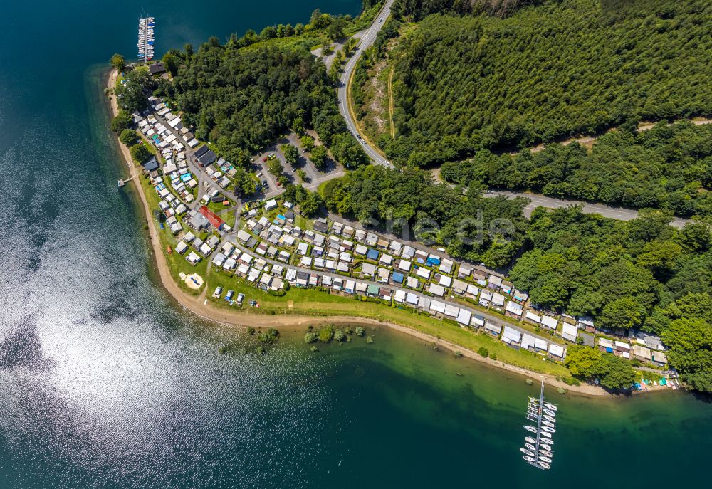 Luftaufnahme Sundern (Sauerland) - Campingplatz Nordic Ferienpark am Seeufer des Sorpesee in Sundern (Sauerland) im Bundesland Nordrhein-Westfalen, Deutschland