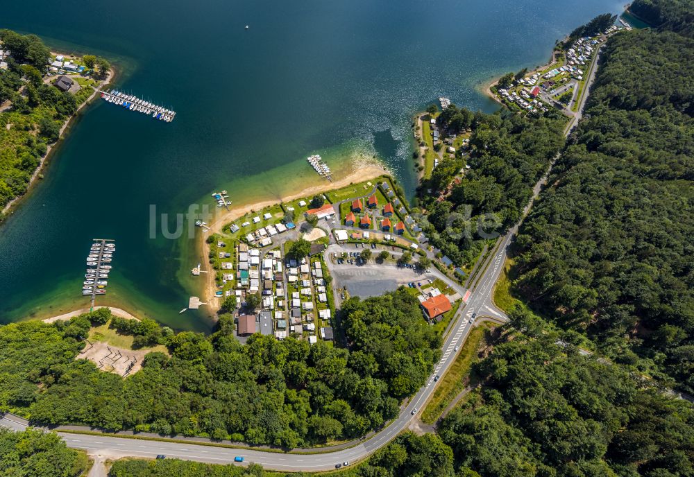 Sundern (Sauerland) von oben - Campingplatz Nordic Ferienpark am Seeufer des Sorpesee in Sundern (Sauerland) im Bundesland Nordrhein-Westfalen, Deutschland