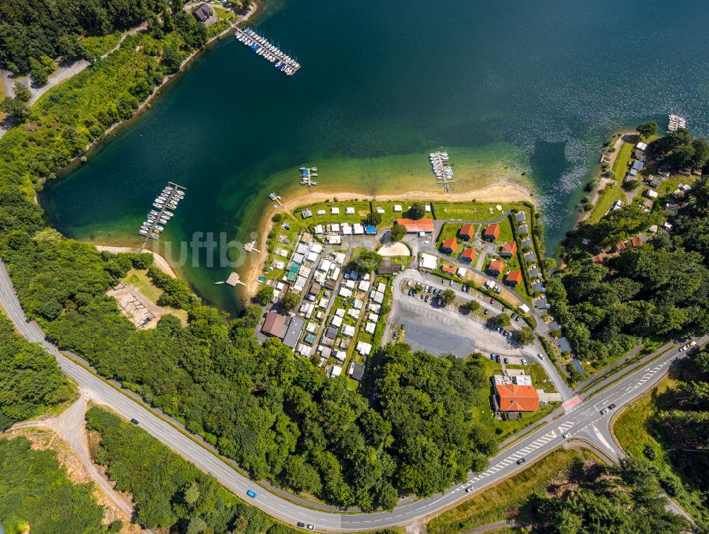 Sundern (Sauerland) aus der Vogelperspektive: Campingplatz Nordic Ferienpark am Seeufer des Sorpesee in Sundern (Sauerland) im Bundesland Nordrhein-Westfalen, Deutschland