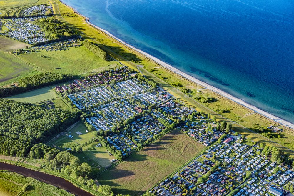 Behrensdorf aus der Vogelperspektive: Campingplatz an der Ostseeküste in Behrensdorf im Bundesland Schleswig-Holstein, Deutschland