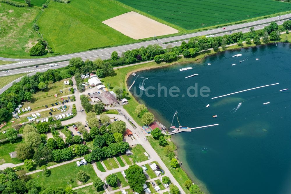 Luftaufnahme Freiburg im Breisgau - Campingplatz am Tunisee an der A5 Ausfahrt Freiburg Nord mit Wohnwagen und Zelten in Freiburg im Breisgau im Bundesland Baden-Württemberg, Deutschland