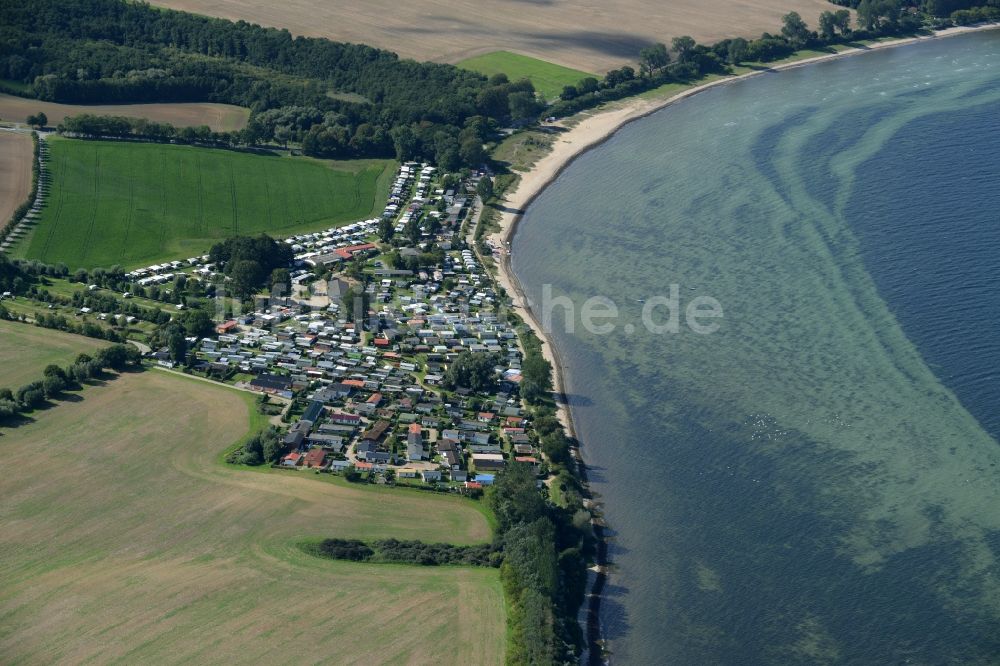 Hohenkirchen aus der Vogelperspektive: Campingplatz mit Wohnwagen in Hohenkirchen im Bundesland Mecklenburg-Vorpommern