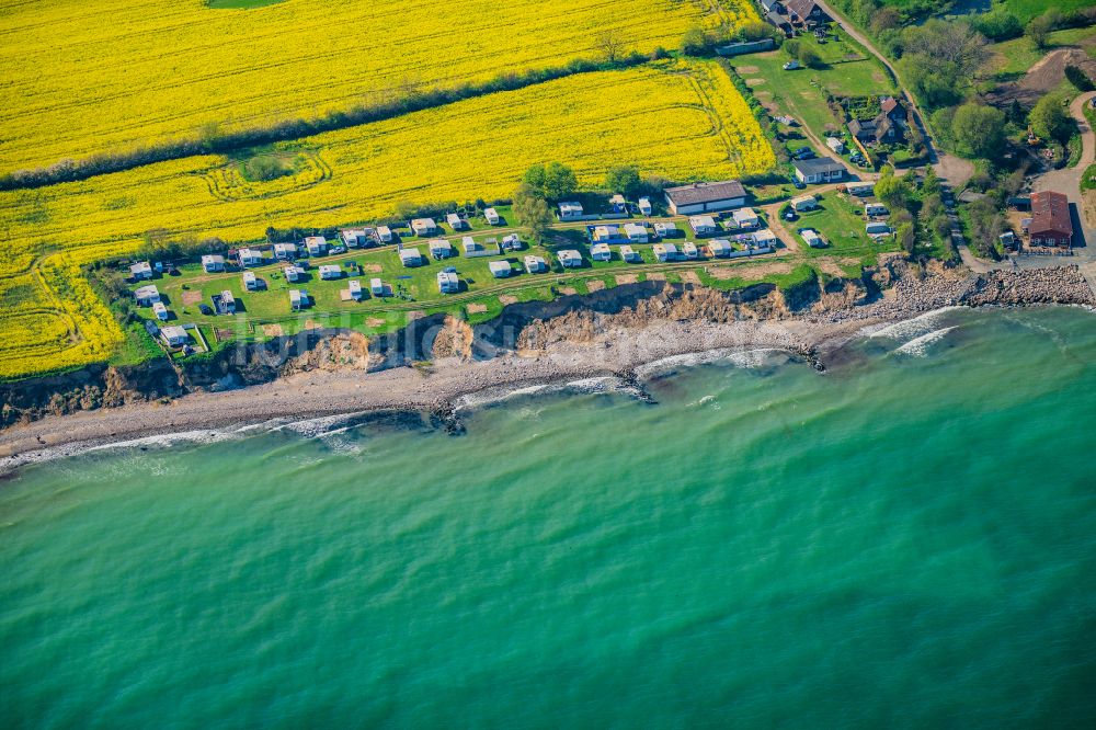 Waabs aus der Vogelperspektive: Campingplatz mit Wohnwagen nach der Ostseesturmflut 2023, abrutschen der Steilküste in Waabs im Bundesland Schleswig-Holstein, Deutschland