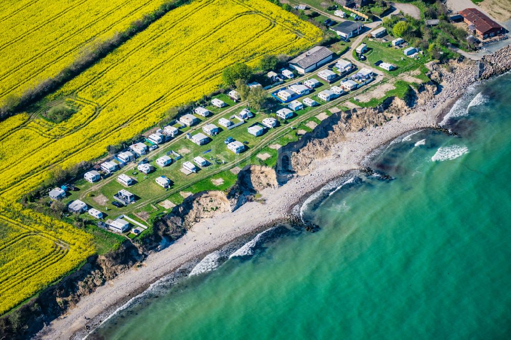 Luftbild Waabs - Campingplatz mit Wohnwagen nach der Ostseesturmflut 2023, abrutschen der Steilküste in Waabs im Bundesland Schleswig-Holstein, Deutschland