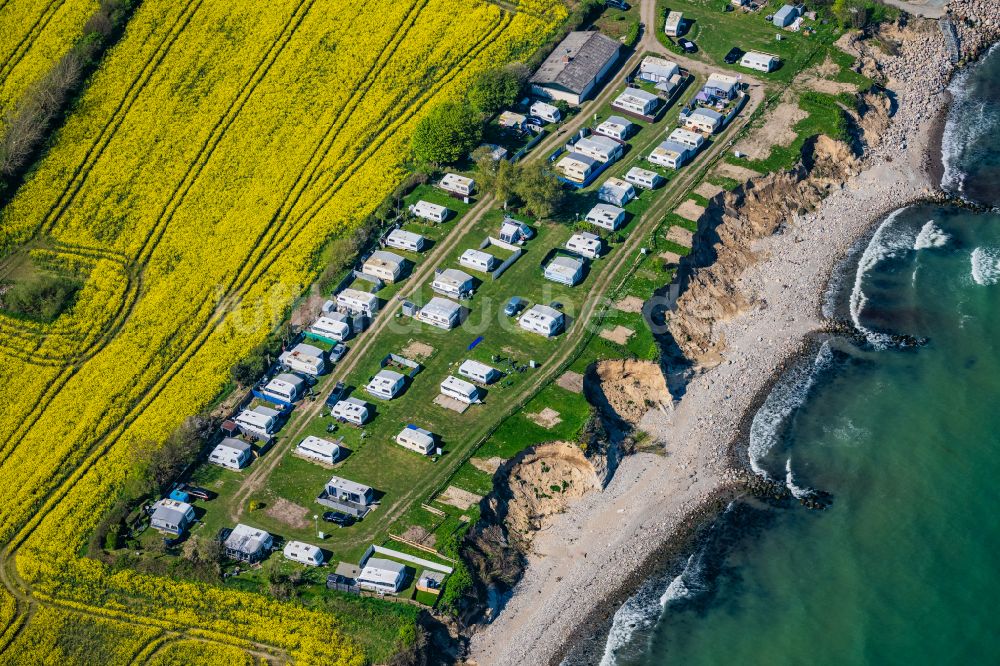 Luftaufnahme Waabs - Campingplatz mit Wohnwagen nach der Ostseesturmflut 2023, abrutschen der Steilküste in Waabs im Bundesland Schleswig-Holstein, Deutschland