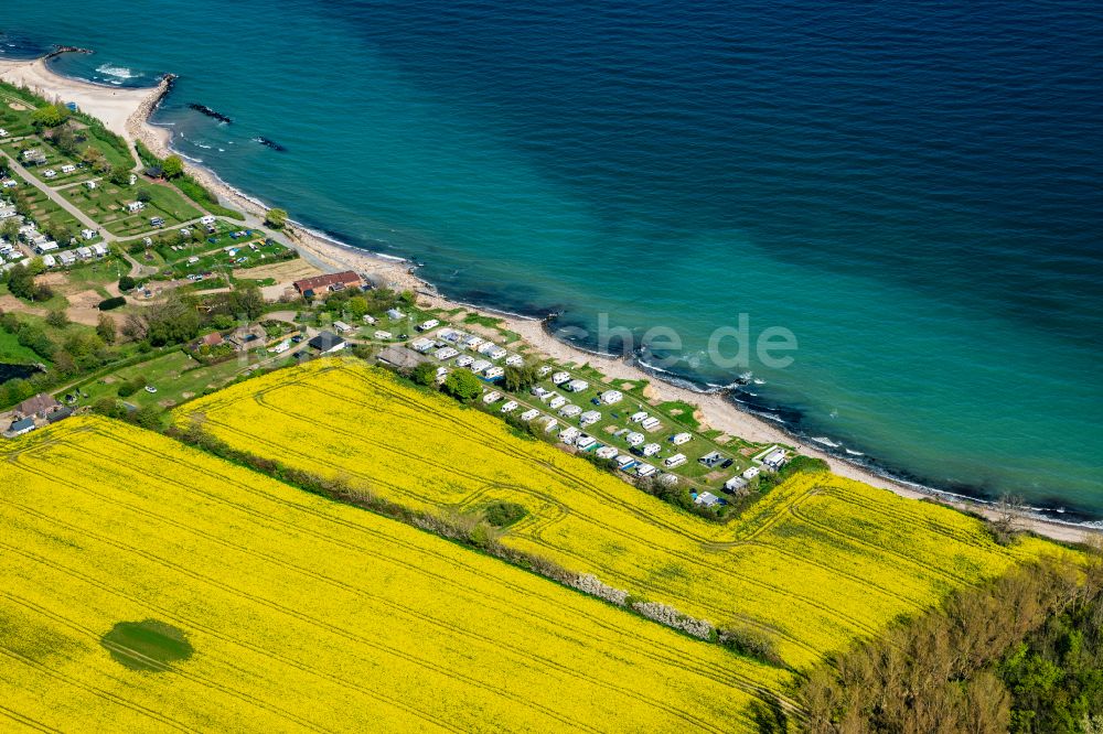 Waabs aus der Vogelperspektive: Campingplatz mit Wohnwagen nach der Ostseesturmflut 2023, abrutschen der Steilküste in Waabs im Bundesland Schleswig-Holstein, Deutschland