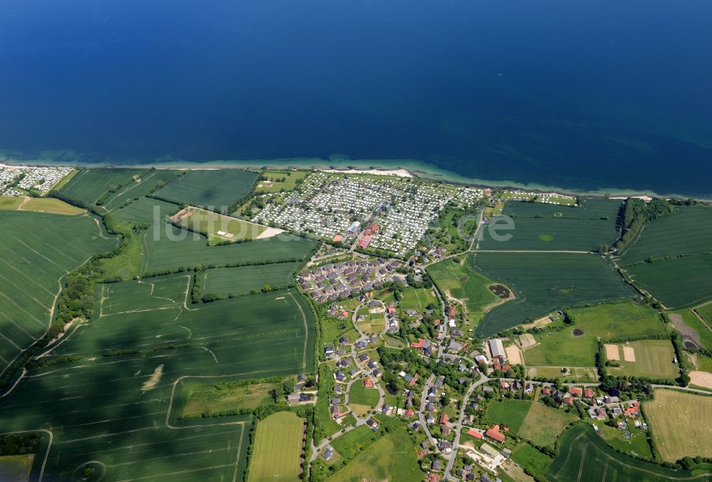 Waabs aus der Vogelperspektive: Campingplatz mit Wohnwagen an der Ostsee - Küste in Waabs im Bundesland Schleswig-Holstein