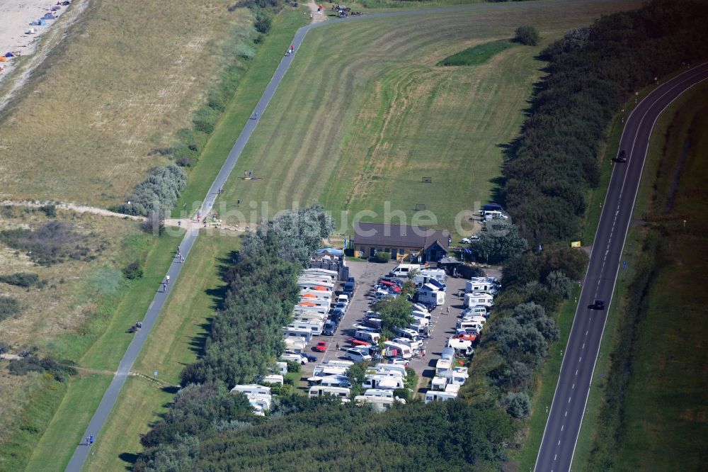 Luftaufnahme Wustrow - Campingplatz mit Wohnwagen am Ostsee - Strand des Surfcenter in Wustrow im Bundesland Mecklenburg-Vorpommern