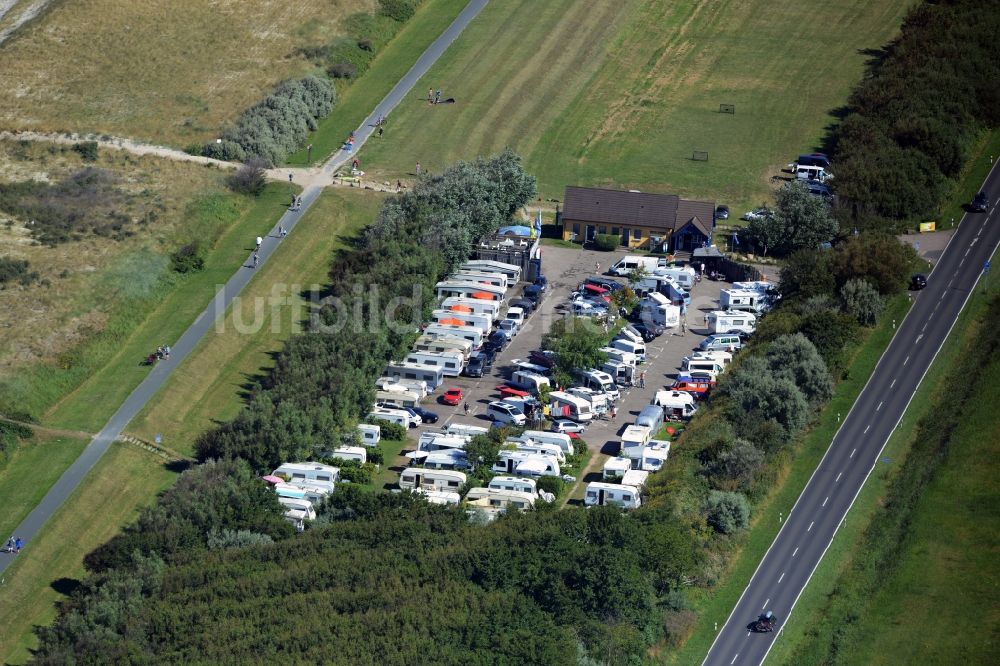 Wustrow von oben - Campingplatz mit Wohnwagen am Ostsee - Strand des Surfcenter in Wustrow im Bundesland Mecklenburg-Vorpommern