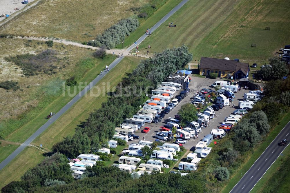 Wustrow aus der Vogelperspektive: Campingplatz mit Wohnwagen am Ostsee - Strand des Surfcenter in Wustrow im Bundesland Mecklenburg-Vorpommern