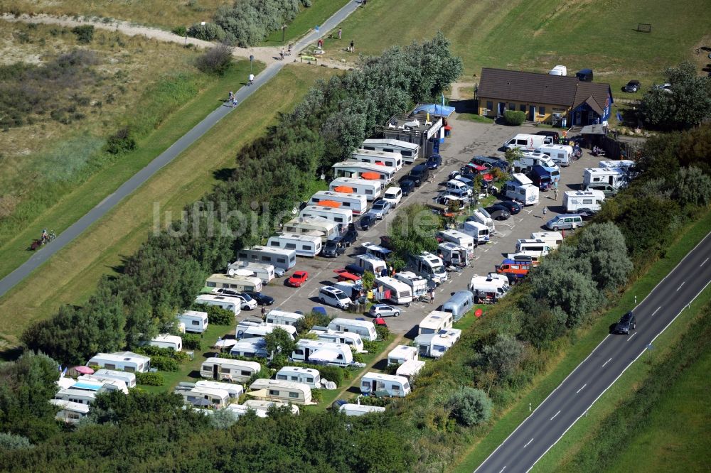 Luftbild Wustrow - Campingplatz mit Wohnwagen am Ostsee - Strand des Surfcenter in Wustrow im Bundesland Mecklenburg-Vorpommern