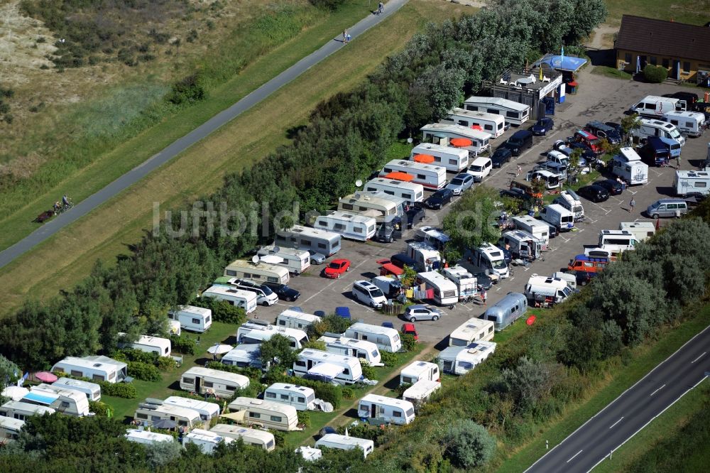 Luftaufnahme Wustrow - Campingplatz mit Wohnwagen am Ostsee - Strand des Surfcenter in Wustrow im Bundesland Mecklenburg-Vorpommern