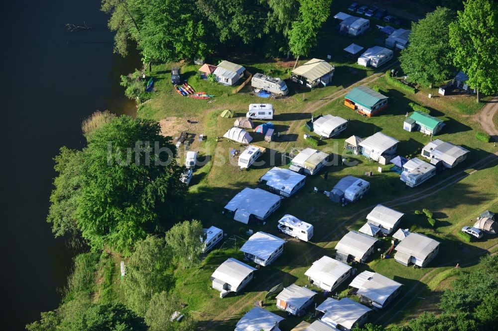 Luftaufnahme Neuruppin - Campingplatz mit Wohnwagen am Ufer des Zermützelsees im Stadtgebiet von Neuruppin im Bundesland Brandenburg