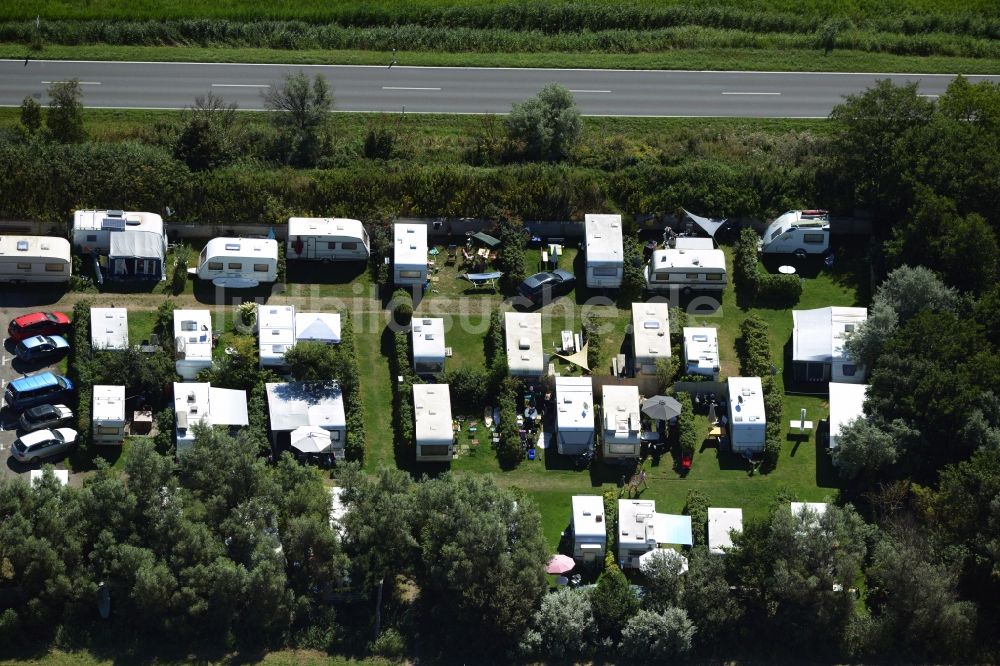 Wustrow aus der Vogelperspektive: Campingplatz mit Wohnwagen in Wustrow im Bundesland Mecklenburg-Vorpommern