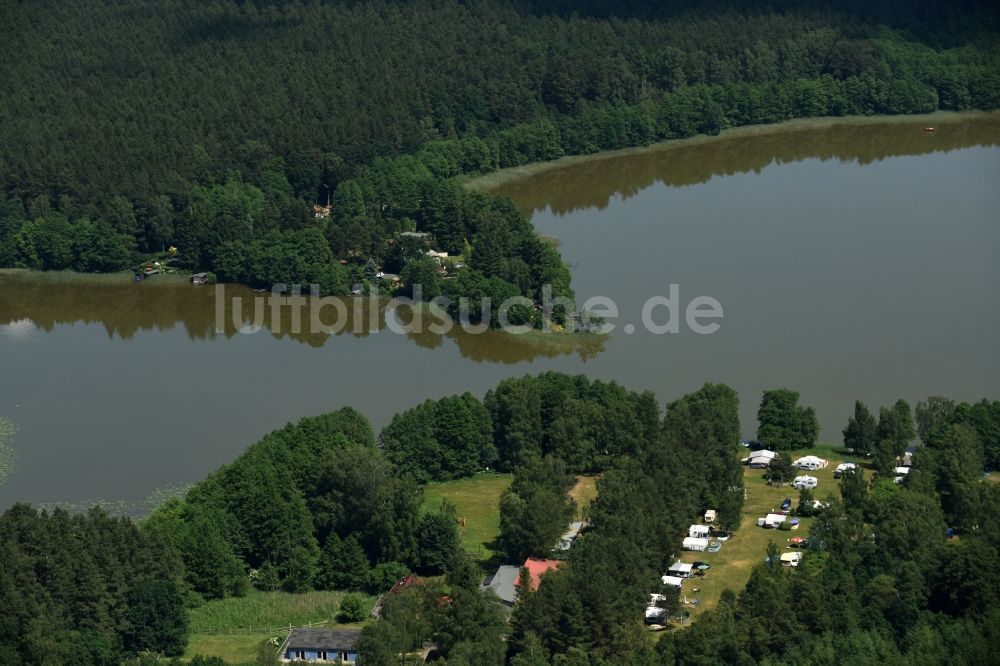 Zechlinerhütte aus der Vogelperspektive: Campingplatz mit Wohnwagen in Zechlinerhütte im Bundesland Brandenburg