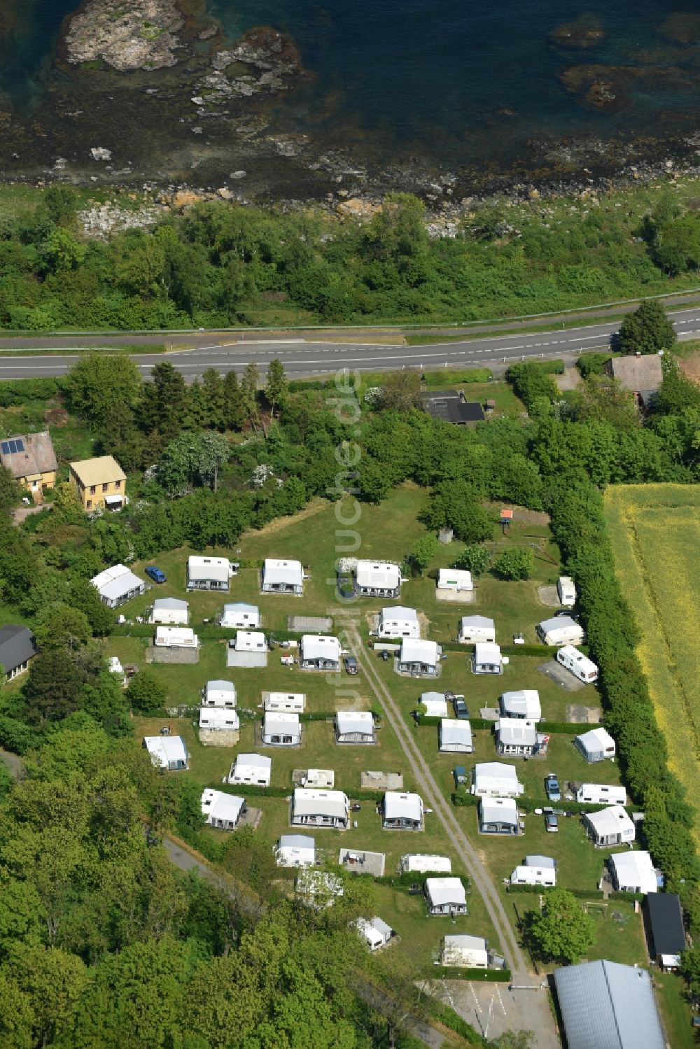 Luftaufnahme Allinge - Campingplatz mit Wohnwagen und Zelten in Allinge in Region Hovedstaden, Dänemark