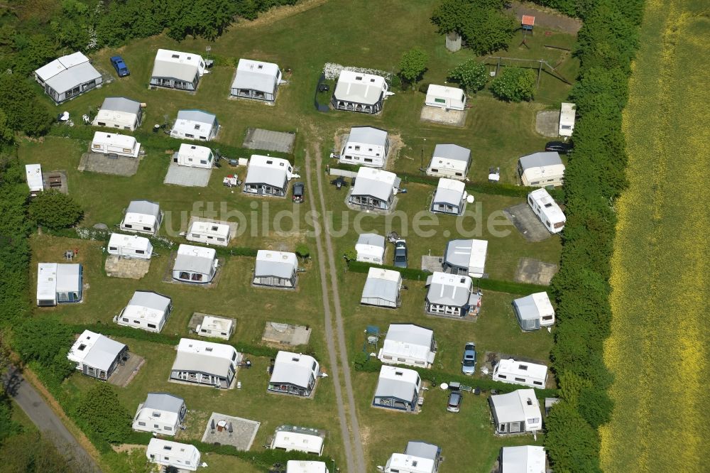 Allinge aus der Vogelperspektive: Campingplatz mit Wohnwagen und Zelten in Allinge in Region Hovedstaden, Dänemark