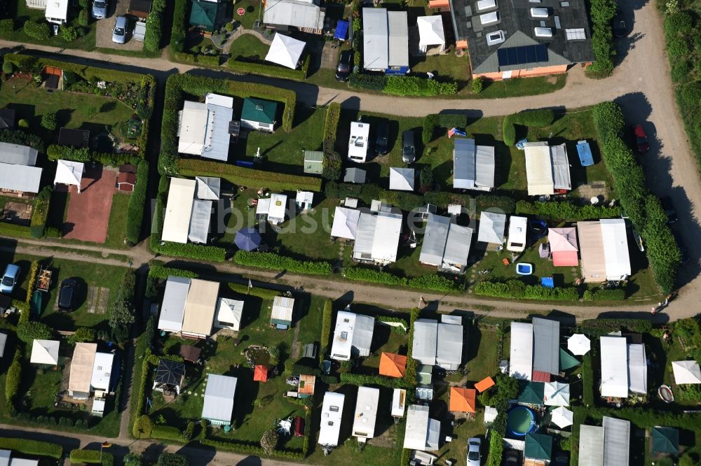 Basedow von oben - Campingplatz mit Wohnwagen und Zelten in Basedow im Bundesland Schleswig-Holstein