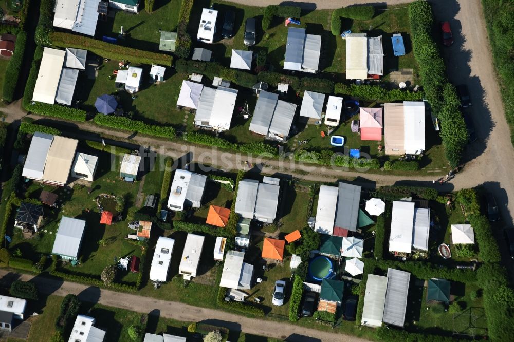 Basedow aus der Vogelperspektive: Campingplatz mit Wohnwagen und Zelten in Basedow im Bundesland Schleswig-Holstein