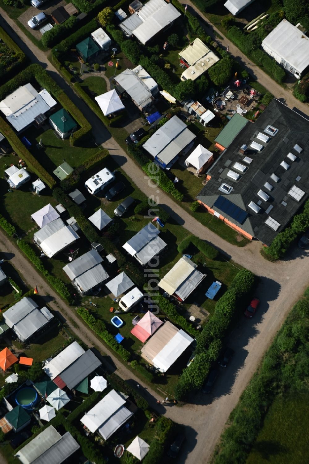 Luftaufnahme Basedow - Campingplatz mit Wohnwagen und Zelten in Basedow im Bundesland Schleswig-Holstein