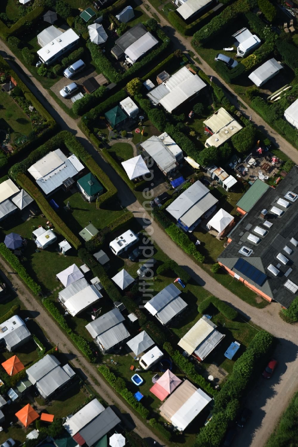 Basedow von oben - Campingplatz mit Wohnwagen und Zelten in Basedow im Bundesland Schleswig-Holstein