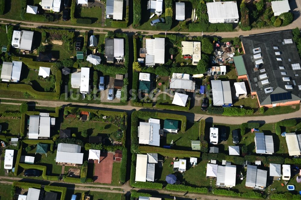 Basedow aus der Vogelperspektive: Campingplatz mit Wohnwagen und Zelten in Basedow im Bundesland Schleswig-Holstein