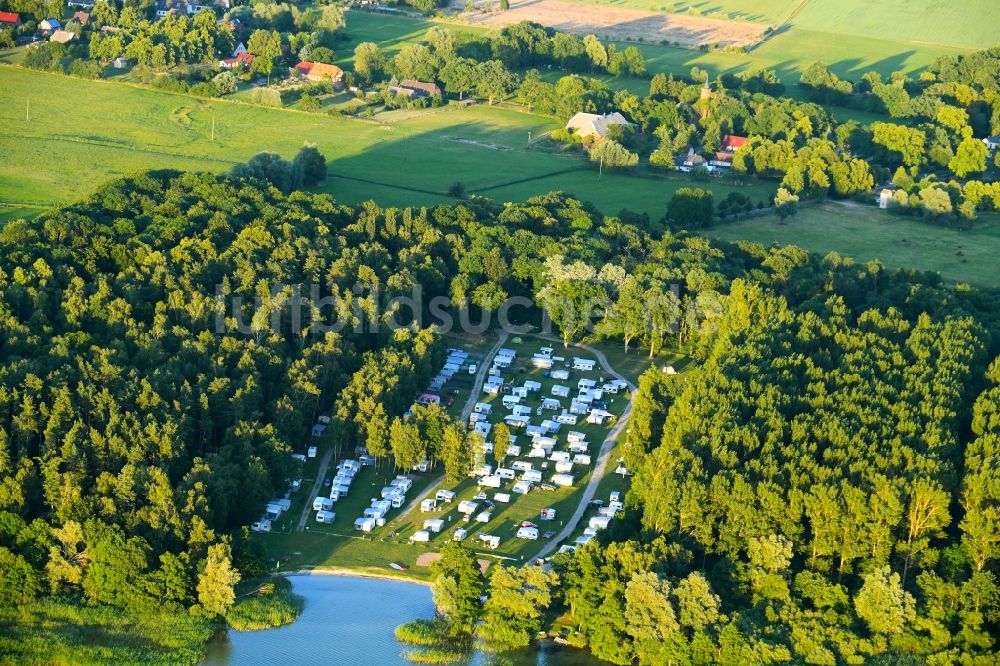 Boeck von oben - Campingplatz mit Wohnwagen und Zelten in Boeck im Bundesland Mecklenburg-Vorpommern, Deutschland