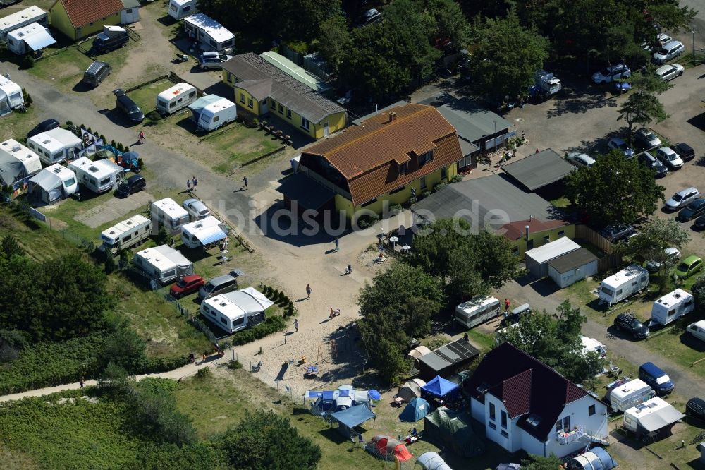 Dierhagen aus der Vogelperspektive: Campingplatz mit Wohnwagen und Zelten in Dierhagen im Bundesland Mecklenburg-Vorpommern