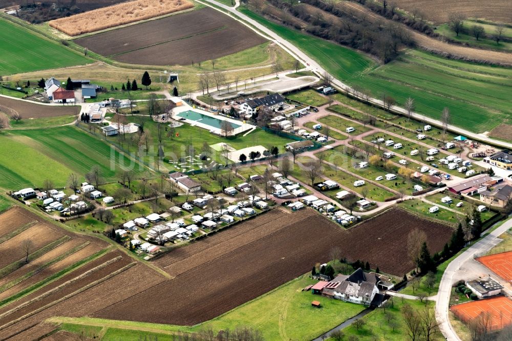 Ettenheim aus der Vogelperspektive: Campingplatz mit Wohnwagen und Zelten in Ettenheim im Bundesland Baden-Württemberg, Deutschland