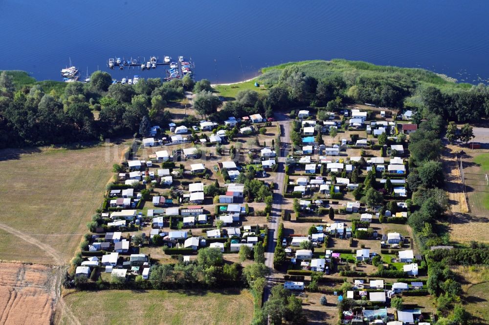 Stechow-Ferchesar aus der Vogelperspektive: Campingplatz mit Wohnwagen und Zelten am Ferchesarer See in Stechow-Ferchesar im Bundesland Brandenburg, Deutschland